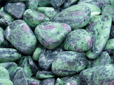 Rubin in Zoisit, Tansania, gebohrt, 2 Stück